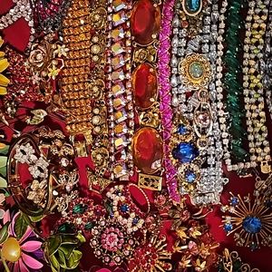 You love jewelry ✨️most items will be in my next live ✨️ don't miss Out!!!!
